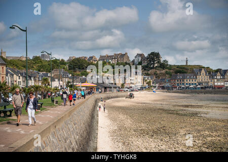 Station balnéaire de Cancale (célèbre pour l'ostréiculture), Bretagne, France Banque D'Images