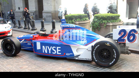 La Bourse de New York est l'auteur d'une voiture de course, vu à New York le 22 mai 2006, qui sera pilotée par Marco Andretti sur le Memorial Day 2006 à l'Indy 500. (Photo d'UPI/Ezio Petersen) Banque D'Images