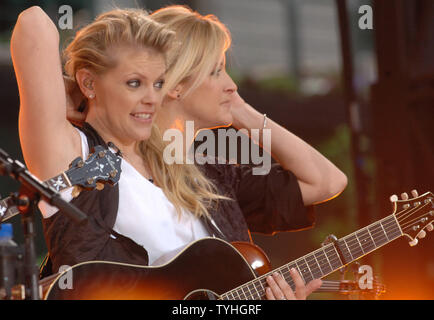 Natalie Maines la controversal chanteur du pays et de l'ouest 'Dixie groupe chantant des poussins ( Emily Robison, Martie Maguire et Natalie Maines) effectue sur WABC tv show Good Morning America le 26 mai 2006. (Photo d'UPI/Ezio Petersen) Banque D'Images