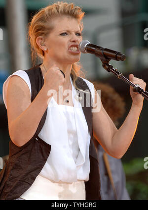 Natalie Maines, la controversal chanteur principal du pays et de l'ouest 'Dixie groupe chantant des poussins ( Emily Robison, Martie Maguire et Natalie Maines) effectue sur la télévision WABC Good Morning America à New York le 26 mai 2006. (Photo d'UPI/Ezio Petersen) Banque D'Images