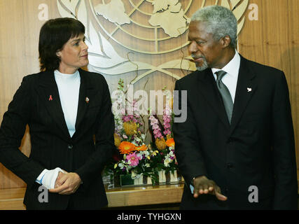 La Princesse Stéphanie de Monoco répond à Kofi Annan, le secrétaire général des Nations Unies, lors de sa visite à l'ONU à New York le 2 juin 2006. (Photo d'UPI/Monika Graff) Banque D'Images