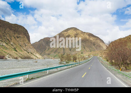 Printemps dans les montagnes est faite tardivement, et les arbres le long de la route n'a pas germé Doku jusqu'en mai Banque D'Images