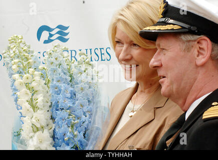 Martha Stewart se détend avec capitaine de navire Andrew Proctor après avoir pris part à des cérémonies pour le navire de croisière 'Crown Princess' qui est amarré au nouveau terminal de croisière de Brooklyn à New York le 14 juin 2006 (Photo d'UPI/Ezio Petersen) Banque D'Images