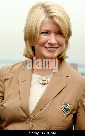 Martha Stewart se détend après avoir pris part à des cérémonies pour le navire de croisière 'Crown Princess' qui est amarré au nouveau terminal de croisière de Brooklyn à New York le 14 juin 2006 (Photo d'UPI/Ezio Petersen) Banque D'Images
