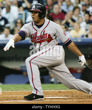 Andruw Jones, frappeur désigné pour les Braves d'Atlanta, entraîne un arrêt de double les Yankees de New York au cours de la deuxième manche au Yankee Stadium le 27 juin 2006 à New York. (Photo d'UPI/Monika Graff) Banque D'Images