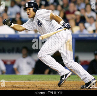 New York Yankee's Miguel Caire prend son envol après avoir frappé un double RBI off des Atlanta Braves pour donner les Yankees leur premier run dans la septième manche au Yankee Stadium le 27 juin 2006 à New York. (Photo d'UPI/Monika Graff) Banque D'Images