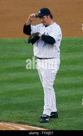 New York Yankees pitcher Sidney Ponson attrape son cap après avoir abandonné un run 3 homer à Seattle Mariners Richie Sexton en première manche au Yankee Stadium de New York le 18 juillet 2006. Les Yankees de New York l'hôte des Mariners de Seattle. (Photo d'UPI/John Angelillo) Banque D'Images