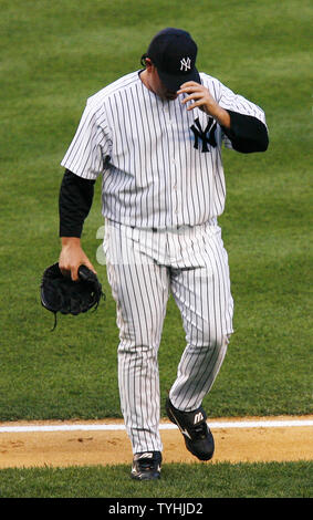 New York Yankees pitcher Sidney Ponson attrape son cap et marche arrêt du champ après avoir abandonné un run 3 homer à Seattle Mariners Richie Sexton en première manche au Yankee Stadium de New York le 18 juillet 2006. Les Yankees de New York l'hôte des Mariners de Seattle. (Photo d'UPI/John Angelillo) Banque D'Images