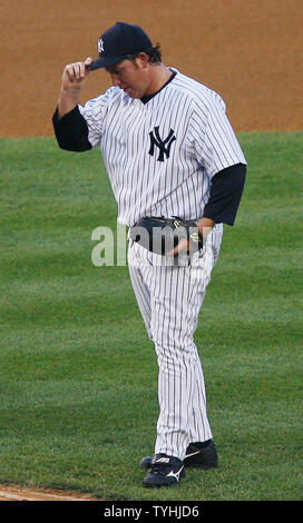 New York Yankees pitcher Sidney Ponson attrape son cap après avoir abandonné un run 3 homer à Seattle Mariners Richie Sexton en première manche au Yankee Stadium de New York le 18 juillet 2006. Les Yankees de New York l'hôte des Mariners de Seattle. (Photo d'UPI/John Angelillo) Banque D'Images