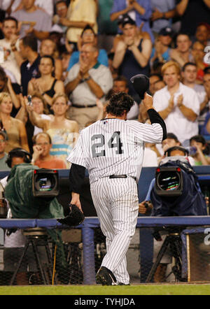 New York Yankees Sidney Ponson trucs sa casquette et entend les applaudissements du monde qu'il sera libéré dans le haut de la 7ème manche au Yankee Stadium de New York le 18 juillet 2006. Les Yankees de New York l'hôte des Mariners de Seattle. (Photo d'UPI/John Angelillo) Banque D'Images