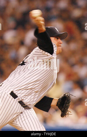 New York Yankees Sidney Ponson lance une hauteur en haut de la 6e manche au Yankee Stadium de New York le 18 juillet 2006. Les Yankees de New York l'hôte des Mariners de Seattle. (Photo d'UPI/John Angelillo) Banque D'Images