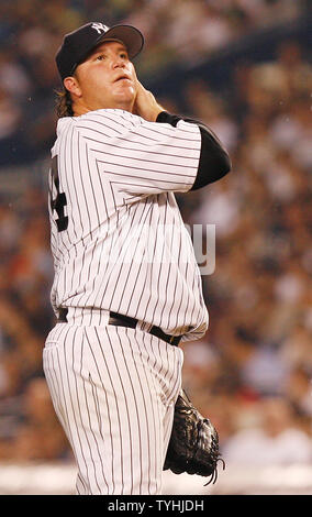 New York Yankees Sidney Ponson wipes de sueur sur sa tête dans le haut de la 5ème manche au Yankee Stadium de New York le 18 juillet 2006. Les Yankees de New York l'hôte des Mariners de Seattle. (Photo d'UPI/John Angelillo) Banque D'Images