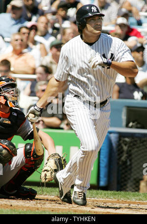 Johnny Damon des New York Yankees aqs montres son premier home run s'éteint comme Baltimore Orioles' catcher Chris Widger montres dans la première manche de jouer au Yankee Stadium le 17 août 2006 à New York. (Photo d'UPI/Monika Graff) Banque D'Images