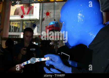 Le Blue Man Group effectue lors du lancement de leur nouvelle montre Swatch Swatch au magasin de Times Square à New York le 17 août 2006. (Photo d'UPI/Laura Cavanaugh) Banque D'Images