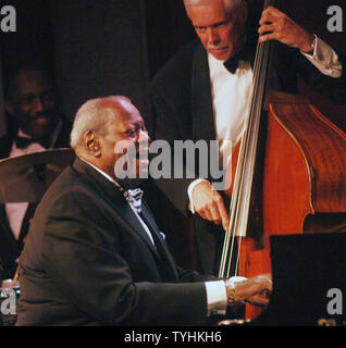 Le légendaire pianiste de jazz Oscar Peterson s'effectue à New York à la Birdland Jazz club avec David Young (basse), le 22 août 2006. (Photo d'UPI/Ezio Petersen) Banque D'Images