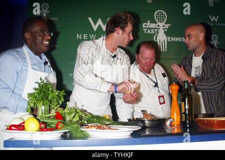 (De gauche à droite) : Al Roker, Andy Roddick, Mario Batali et Andre Agassi, cuisinier à la 7e édition de "Acor Taste of Tennis" à l'Hôtel W à New York le 24 août 2006. (Photo d'UPI/Laura Cavanaugh) Banque D'Images