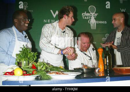 (De gauche à droite) : Al Roker, Andy Roddick, Mario Batali et Andre Agassi, cuisinier à la 7e édition de "Acor Taste of Tennis" à l'Hôtel W à New York le 24 août 2006. (Photo d'UPI/Laura Cavanaugh) Banque D'Images