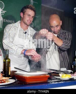 Andy Roddick (à gauche) et Andre Agassi, cuisinier à la 7e édition de "Acor Taste of Tennis" à l'Hôtel W à New York le 24 août 2006. (Photo d'UPI/Laura Cavanaugh) Banque D'Images