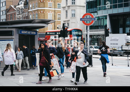 Londres, Royaume-Uni - 15 juin 2019 : Les personnes marchant sur un passé de rue, Aldgate East sur une station de métro Whitechapel High Street dans le domaine de l'Spitalf Aldgate Banque D'Images