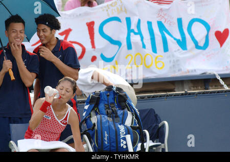 Shinobu Asagoe (Japon) réagit au cours de son premier match contre Jelena Kostanic (CRO) à l'US Open de Tennis 2006 tenue à New York le août 28,2006. Asagoe a perdu 4-6, 6-7. (Photo d'UPI/Ezio Petersen) Banque D'Images