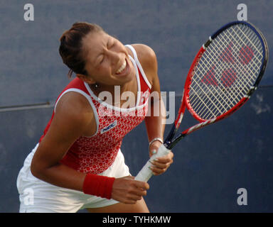Shinobu Asagoe (Japon) réagit au cours de son premier match contre Jelena Kostanic (CRO) à l'US Open de Tennis 2006 tenue à New York le août 28,2006. Asagoe a perdu 4-6, 6-7. (Photo d'UPI/Ezio Petersen) Banque D'Images