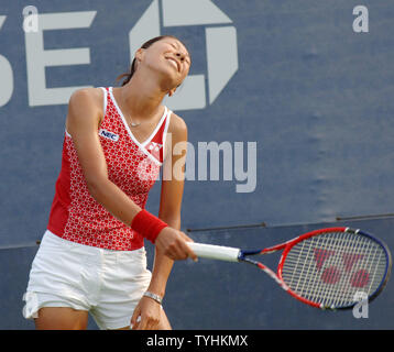 Shinobu Asagoe (Japon) réagit au cours de son premier match contre Jelena Kostanic (CRO) à l'US Open de Tennis 2006 tenue à New York le août 28,2006. Asagoe a perdu 4-6, 6-7. (Photo d'UPI/Ezio Petersen) Banque D'Images