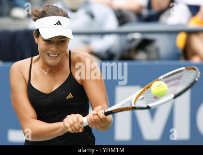 23 11 hits un revers dans sa victoire contre Vera Dushevina au U.S. Open dans le Queens, à New York le 30 août 2006. (Photo d'UPI/John Angelillo) Banque D'Images