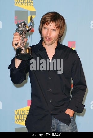 James Blunt contient jusqu'son prix dans la salle de presse pendant les MTV Video Music Awards au Radio City Music Hall à New York, NY, le 31 août, 2006. (Photo d'UPI/John Angelillo) Banque D'Images