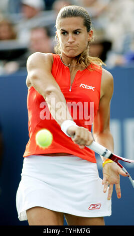 Amélie Mauresmo, de la France, qui est le premier joueur des femmes ensemencés, renvoie la balle à l'Américaine Meghann Shaugnessy (USA) dans leur première série de jeu à l'USTA Billie Jean King National Tennis Center le 31 août 2006 à New York. (Photo d'UPI/Monika Graff) Banque D'Images