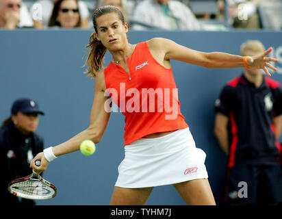 Amélie Mauresmo, de la France, qui est le premier joueur des femmes ensemencés, renvoie la balle à l'Américaine Meghann Shaugnessy (USA) dans leur première série de jeu à l'USTA Billie Jean King National Tennis Center le 31 août 2006 à New York. (Photo d'UPI/Monika Graff) Banque D'Images