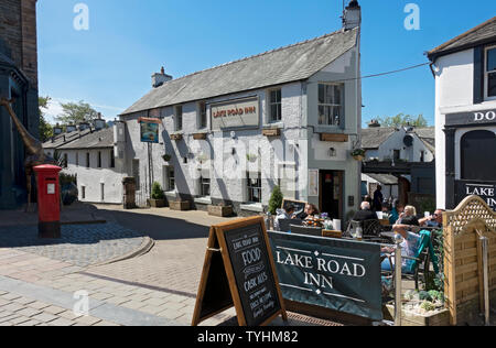 Gens touristes visiteurs assis à l'extérieur de Lake Road Inn pub public House en été Keswick Cumbria Angleterre Royaume-Uni Grande-Bretagne Banque D'Images