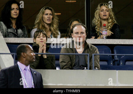 Steffi Graf, haut de la deuxième gauche, watchs comme son mari Andre Agassi (USA) prend le huitième-tête de Marcos Baghdatis de Chypre au cours de leur première série de jouer à l'US Open s'est tenue à l'USTA Billie Jean King National Tennis Center le 31 août 2006 à New York. Agassi, deux fois vainqueur de l'US Open qui est favorisée, a annoncé qu'il prendra sa retraite après ce tournoi. (Photo d'UPI/Monika Graff) Banque D'Images