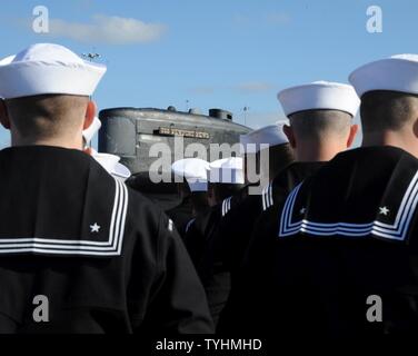 NORFOLK, Virginie (nov. 10, 2016) les marins en formation stand pendant la cérémonie de passation de commandement de la classe Los Angeles sous-marin d'attaque rapide USS Newport News (SSN 750) à bord de la station navale de Norfolk. Newport News est le troisième navire de la Marine américaine à être nommée d'après la ville de Newport News, en Virginie. Banque D'Images