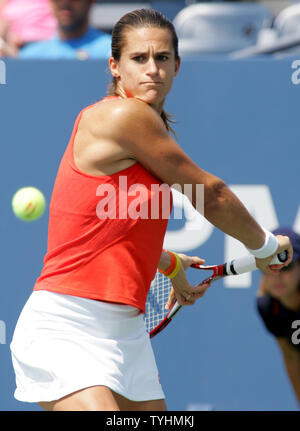 Amélie Mauresmo, de la France, qui est le premier joueur des femmes, renvoie la balle à Dinara Safina de la Russie durant la match quart de femmes à l'US Open s'est tenue à l'USTA Billie Jean King National Tennis Center le 6 septembre 2006 à New York. (Photo d'UPI/Monika Graff) Banque D'Images