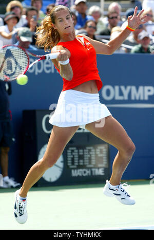Amélie Mauresmo, de la France, qui est le premier joueur des femmes, renvoie la balle à Dinara Safina de la Russie durant la match quart de femmes à l'US Open s'est tenue à l'USTA Billie Jean King National Tennis Center le 6 septembre 2006 à New York. (Photo d'UPI/Monika Graff) Banque D'Images