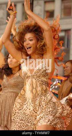 Beyonce, anciennement de la destinée du groupe de chant, l'enfant effectue sur WABC TV show Good Morning America à New York le 8 septembre 2006. (Photo d'UPI/Ezio Petersen) Banque D'Images