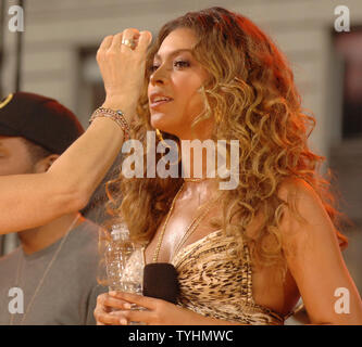 Beyonce, anciennement de la destinée du groupe de chant, l'enfant a son maquillage retouché en effectuant sur WABC TV show Good Morning America à New York le 8 septembre 2006. (Photo d'UPI/Ezio Petersen) Banque D'Images