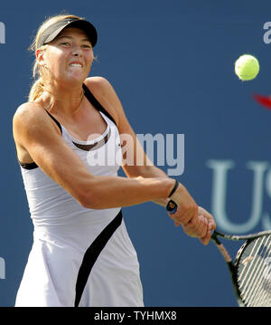 Maria Sharapove de Russie, qui est le n°3 des semences, renvoie la balle à aux semences player Amelie Mauresmo de France renvoie la balle à au cours de la première série de leur demi-finale à l'US Open s'est tenue à l'USTA Billie Jean King National Tennis Center, le 8 septembre 2006 à New York. (Photo d'UPI/Monika Graff) Banque D'Images