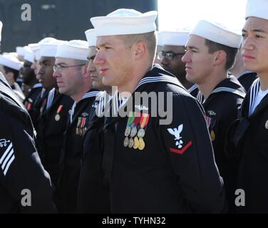 NORFOLK, Virginie (nov. 10, 2016) les marins en formation stand pendant la cérémonie de passation de commandement de la classe Los Angeles sous-marin d'attaque rapide USS Newport News (SSN 750) à bord de la station navale de Norfolk. Newport News est le troisième navire de la Marine américaine à être nommée d'après la ville de Newport News, en Virginie. Banque D'Images