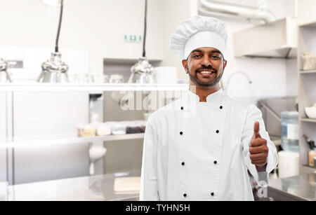 Chef indien showing Thumbs up at kitchen Banque D'Images