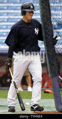 Hideki Matsui, évoluant pour les Yankees de New York, se réchauffe au cours de la pratique au bâton avant de les Yankee match contre les Devil Rays de Tampa Bay au Yankee Stadium le 13 septembre 2006 à New York. (Photo d'UPI/Monika Graff) Banque D'Images