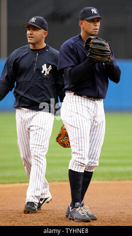 Miguel Cairo, gauche, et Alex Rodriguez des Yankees de New York de la réchauffer au cours de la pratique au bâton avant de les Yankee match contre les Devil Rays de Tampa Bay au Yankee Stadium le 13 septembre 2006 à New York. (Photo d'UPI/Monika Graff) Banque D'Images