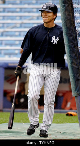 Hideki Matsui, évoluant pour les Yankees de New York, se réchauffe au cours de la pratique au bâton avant de les Yankee match contre les Devil Rays de Tampa Bay au Yankee Stadium le 13 septembre 2006 à New York. (Photo d'UPI/Monika Graff) Banque D'Images