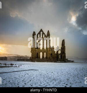 La neige dans l'abbaye de Whitby, North Yorkshire, UK Banque D'Images