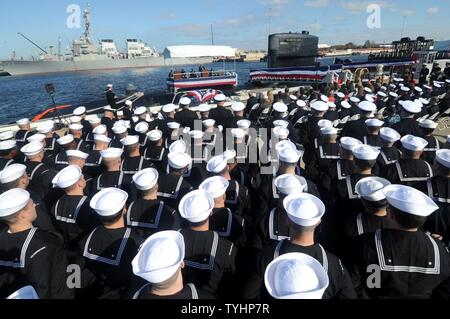 NORFOLK, Virginie (nov. 10, 2016) les marins en formation stand pendant la cérémonie de passation de commandement de la classe Los Angeles sous-marin d'attaque rapide USS Newport News (SSN 750) à bord de la station navale de Norfolk. Newport News est le troisième navire de la Marine américaine à être nommée d'après la ville de Newport News, en Virginie. Banque D'Images