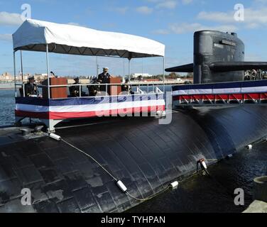 NORFOLK, Virginie (nov. 10, 2016) Le Cmdr. Patrick B. Clark prononce une allocution lors de la cérémonie de passation de commandement de la classe Los Angeles sous-marin d'attaque rapide USS Newport News (SSN 750) à bord de la station navale de Norfolk. Newport News est le troisième navire de la Marine américaine à être nommée d'après la ville de Newport News, en Virginie. Banque D'Images