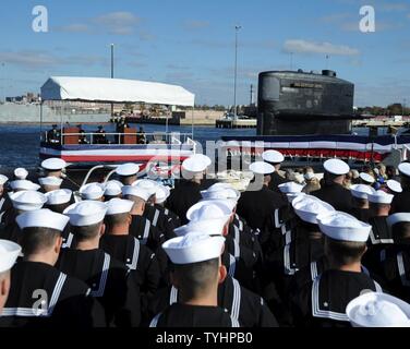 NORFOLK, Virginie (nov. 10, 2016) les marins en formation stand pendant la cérémonie de passation de commandement de la classe Los Angeles sous-marin d'attaque rapide USS Newport News (SSN 750) à bord de la station navale de Norfolk. Newport News est le troisième navire de la Marine américaine à être nommée d'après la ville de Newport News, en Virginie. Banque D'Images