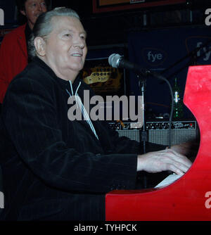 Chanteur Jerry Lee Lewis donne une rare performance en magasin à la fin de l'AF record store à New York pour promouvoir son nouvel album "Last Man Standing" le 26 septembre 2006. (Photo d'UPI/Ezio Petersen) Banque D'Images