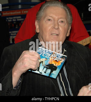 Chanteur Jerry Lee Lewis donne une rare performance en magasin à la fin de l'AF record store à New York pour promouvoir son nouvel album "Last Man Standing" le 26 septembre 2006. (Photo d'UPI/Ezio Petersen) Banque D'Images