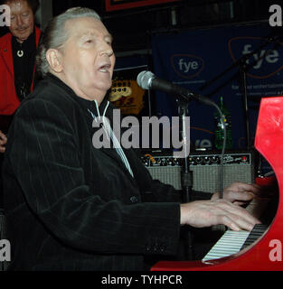 Chanteur Jerry Lee Lewis donne une rare performance en magasin à la fin de l'AF record store à New York pour promouvoir son nouvel album "Last Man Standing" le 26 septembre 2006. (Photo d'UPI/Ezio Petersen) Banque D'Images